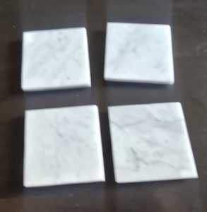 Juego de 4 Posavasos de Mármol Bianco Carrara Blanco Crema con Detalles en Gris Azulado - Product Image 5