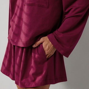 Completo Due Pezzi da Donna in Cotone Modal: Maglia a Maniche Lunghe Henley e Pantaloncini in Jersey Organico - Abbigliamento Sostenibile per Casa - Product Image 3