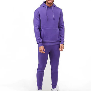 Conjunto deportivo moderno y cómodo para hombre, ideal para uso diario. Conjunto deportivo para hombre de uso diario relajado que ofrece un ajuste fácil. Conjunto deportivo para hombre. - Product Image 2