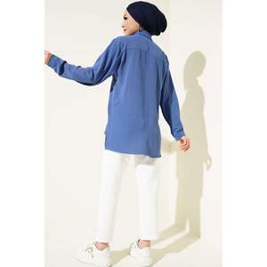 Blusa y camisa abotonada de madera con doble bolsillo índigo para mujer - Product Image 3