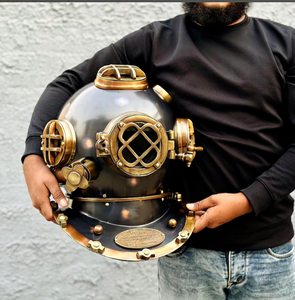 Casco de buceo con base de madera negra-Colección única de decoración del hogar Casco DE BUCEO ANTIGUO de gran calidad - Product Image 1