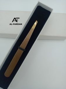 Pince à épiler sourcils marron avec logo personnalisé, pointe dorée, en acier inoxydable durable, pince à épiler sourcils pointue et inclinée pour l'épilation des poils - Product Image 4