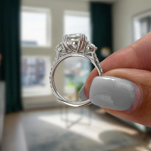 Bague de mariage en diamant de laboratoire de 3,3 carats, forme coussin et ronde, trois pierres, clarté VS, couleur EF, en or 14 carats, bijoux fins - Product Image 3