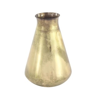 Jarrón de metal en forma de cristal elegante Acabado dorado Ideal para interiores modernos y exhibiciones de flores decorativas hechas a mano de La India - Product Image 6