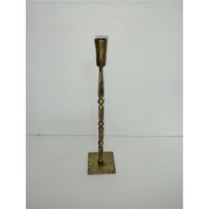 Candelabro de Hierro Fundido con Acabado en Latón de Estilo Moderno de Mediados de Siglo |   Adorno Artesanal de Mesa con Forma de Portavelas Alto y Cónico de Estilo Geométrico Abstracto - Product Image 4