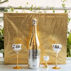 Juego de Regalo de Artículos de Bar Plateados y Dorados para Botella de Champán, 2 Copas de Vino y Medidor, Todo en Metal - Product Image 1