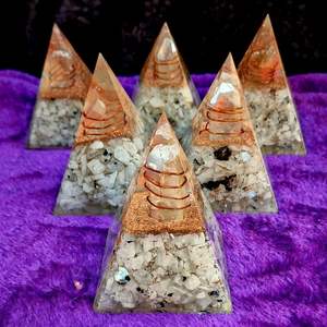Pyramide d'orgonite en pierre de lune arc-en-ciel de qualité supérieure |   Pyramide de guérison énergétique faite à la main pour l'intuition, l'équilibre émotionnel et la croissance spirituelle - Product Image 6