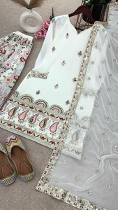 Listo para Comprar: Nuevo y Moderno Sari Estilo Bollywood + Blusa para Mujer con Tela de Viscosa, Proveedor Indio para Compradores Genuinos - Product Image 3