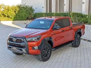 Pick-up 4x4 Hilux 2022 d'occasion, extérieur bicolore, climatisation manuelle, toit en alliage d'aluminium, tissu pour utilisation en flotte utilitaire - Product Image 1