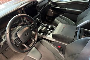 FORD F-150 Raptor R 2024 d'occasion, 12 500 miles, conduite à gauche, 5 places, freins à disque avant - Product Image 2