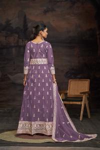 Robe pakistanaise Anarkali de qualité supérieure pour la collection brodée de créateur de vêtements de mariée de mariage au meilleur prix - Product Image 4