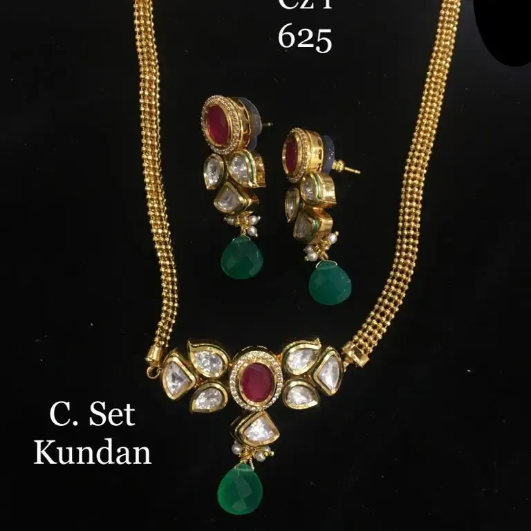 Banhado a ouro Red and Green Stone Kundan Jewellery Set Para Mulheres; Colar Comprimento 16 polegadas, Brincos de metal latão e banhado a ouro