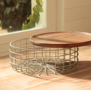 Panier de rangement en métal exquis avec des accents en bois solution peu encombrante et élégante paniers de rangement tendance haut de gamme - Product Image 2