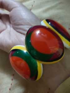 Bracelet de bijoux fantaisie en résine fabriquée à la main de haute qualité pour femmes, brin de couleur de marque d'Inde, artisanat en résine - Product Image 3