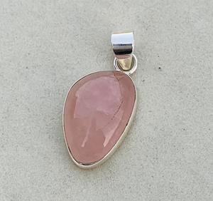 Colgante de cuarzo rosa de Plata de Ley 925 hecho a mano con piedras preciosas de cuarzo rosa diseño de joyería único - Product Image 1