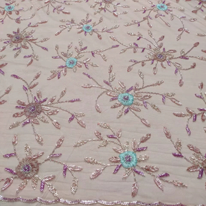 Accesorio Tejido a Mano con Cuentas y Bordado Estilo Cruzado, Tejido de Punto Grueso y Ecológico - Product Image 1