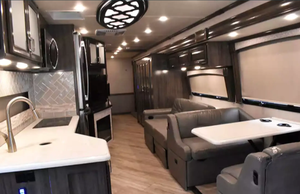 Autocaravana de Lujo Fleetwood Southwind Clase A para 4-6 Pasajeros, Emisión Euro 5, Interior Espacioso - Product Image 3