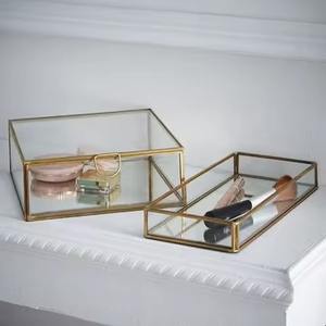 Estuche de Almacenamiento de Joyería Hecho a Mano con Acabado Dorado, Diseño Cuadrado Moderno, Metal y Hierro, Tapa de Cristal Transparente, Nuevo y en Oferta - Product Image 1