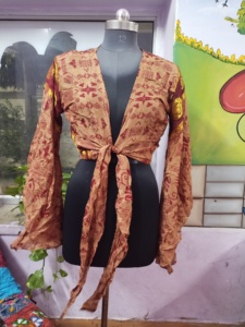 Hecho a mano Boho Hippie estilo Vintage seda Sari blusa modesta verano corto Wrap Top frente lazo campana mangas Floral estampado transpirable - Product Image 3