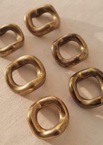 Anneaux de serviette en laiton gravés à la main avec des motifs géométriques marocains pour une décoration de table bohème - Product Image 4