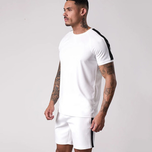 Qualité supérieure 2 pièces coupe ajustée manches courtes panneau contrasté ensemble t-shirt et short en poly pour hommes entraînement de gymnastique plage et streetwear - Product Image 1