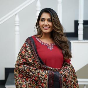 Nouveau haut de travail brodé de designer décontracté et de fête avec bas en rayonne avec imprimé Chanderi Dupatta avec rayonne de viscose pure - Product Image 2
