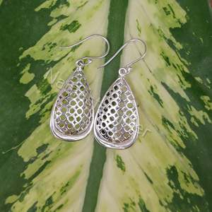 Elegantes Pendientes Colgantes Hechos a Mano en Plata de Ley 925, Diseño Minimalista Ligero en Forma de Pera, Inspirado en una Gota de Agua, Regalo Perfecto - Product Image 6