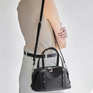 <span class=keywords><strong>กระเป๋า</strong></span>ถือบอสตันสีเทา<span class=keywords><strong>ช้าง</strong></span>สุดหรู หนังลายเม็ดพรีเมียม พร้อมสายสะพายปรับระดับได้ <span class=keywords><strong>กระเป๋า</strong></span>โท้ทดีไซน์สวยสง่าสำหรับสุภาพสตรี - Product Image 3