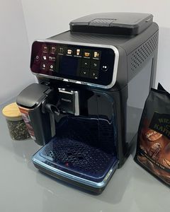 ชุดเครื่องชงกาแฟอัตโนมัติเต็มรูปแบบ5500-6เครื่องดื่มที่ทันสมัยแสดง Colour หน้าจอสัมผัสโครเมี่ยมสีดำ (EP3347/90) - Product Image 4