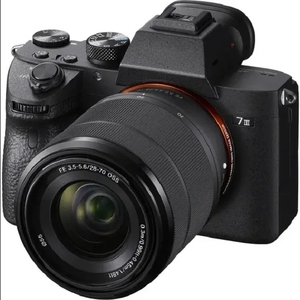กล้องดิจิตอล A7 III ฟูลเฟรม มิเรอร์เลส 24.3MP พร้อมเลนส์ FE 70-200 มม. F/2.8 GM - Product Image 1