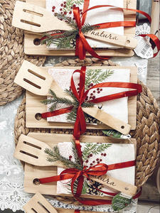 Ensemble de célébration de cuisine en bois rustique planche à découper écologique avec ustensiles faits à la main et serviette de vacances pour les fêtes de Noël - Product Image 2