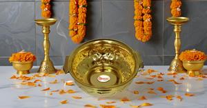 Bol et pot de fleurs traditionnels en laiton Urli fabriqués à la main de concepteur de 10 pouces pour la décoration intérieure pour les ustensiles de table de mariage - Product Image 5