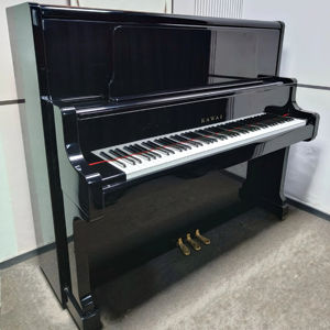 Piano droit Kawai US50 en stock, livraison rapide. Piano droit robuste pour une utilisation à long terme, pour scène et studio. Occasion. - Product Image 1