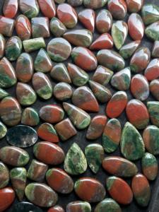 Pierre naturelle de sang de dragon de belle qualité pierre précieuse d'agate verte en vrac cristal de guérison Cabochon fait à la main pour la fabrication de bijoux - Product Image 2