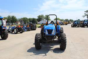 รถแทรกเตอร์อเนกประสงค์สำหรับงานเกษตร รุ่นใหม่ปี 2024 ยี่ห้อ NEW HOLLAN Workmaster 60 แรงม้า ขับเคลื่อน 4 ล้อ เกียร์อัตโนมัติ เครื่องยนต์ FPT พร้อมชิ้นส่วนหลัก ปั๊ม เกียร์บ็อกซ์ และลูกปืน - Product Image 2