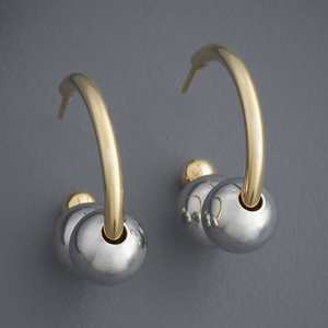 Boucles d'oreilles créoles tendance en forme de boule 184070, fabriquées en alliage de zinc durable - Product Image 1