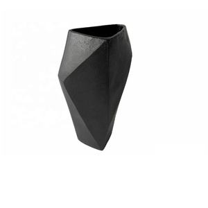 Florero negro de diseño facetado de aluminio fundido de alta calidad, florero de mesa moderno de Metal, florero de Metal moderno con acabado negro mate - Product Image 1