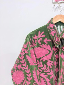 Chaqueta de Terciopelo Verde con Cuello Mandarín y Bordado Floral Rosa, Manga Larga, Ropa Exterior Informal para Adultos, Ropa de Otoño - Product Image 2