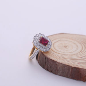 Bague en or rose, blanc et jaune 18 carats avec pierre précieuse rouge taille émeraude de 1,62 carat et double halo de diamants ronds - Product Image 5