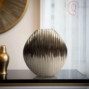 Vase à fleurs de table en métal de luxe avec un aspect haut de gamme, conçu pour les maisons élégantes et les espaces de travail stylés - Product Image 1