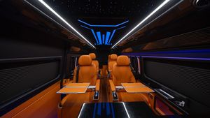 Nuevo/Usado 2025 para Toyota Hiace 3.0L Automático Naranja Asientos de Cuero VIP Techo Estrellado Faros LED/Xenón en Venta - Product Image 5