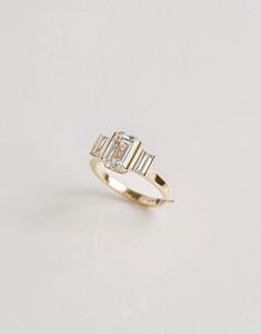 Bague élégante 3.35 TC allongée en moissanite coupe émeraude avec trois pierres et accents de baguette bague de cadeau de mariage de réglage de barre classique - Product Image 4