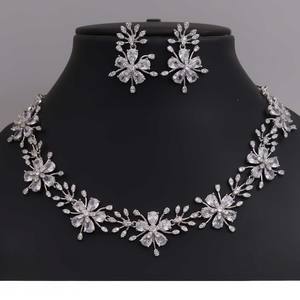 Ensemble collier et boucles d'oreilles en alliage plaqué or imitation pour femmes, bijoux élégants et légers, pour fêtes, mariages, festivals, occasions spéciales - Product Image 2