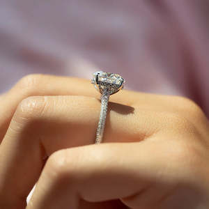 Bague en diamant Moissanite taille ronde pavé Design - Product Image 4