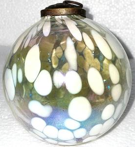 Adorno de bola de cristal arcoíris blanco hecho a mano 95% vidrio Premium 5% tapa de latón decoración clásica de vacaciones para árbol de Navidad o regalo - Product Image 1