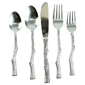 Ensemble de couverts en acier inoxydable avec poignée en laiton élégant parfait pour les ustensiles de cuisine à la maison et les accessoires de vaisselle élégants - Product Image 1