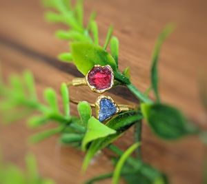Bagues galvanisées en grenat rouge brut naturel et tanzanite Bagues ouvertes originales en plaqué or avec pierres brutes Bague minimaliste pour bijoux - Product Image 4