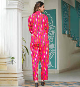 Conjunto de Rayón Estampado Ikat Rosa para Mujer con Camisa de Cuello Camisero, Manga Larga y Pantalones de Corte Recto, Diseño Cómodo - Product Image 1