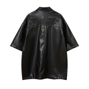 Veste en cuir de Style de rue hommes noir été chemise ample revers simple boutonnage hommes en cuir à manches courtes chemise en polyuréthane - Product Image 2