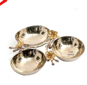 Ensemble de trois bols de service en métal doré avec motif de fleurs pour la maison, l'hôtel et le restaurant. - Product Image 1